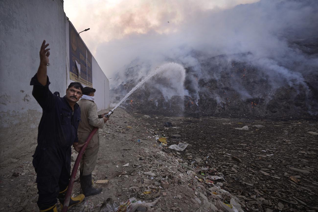 Trois autres incendies se sont déclarés en moins d'un mois dans la plus grande décharge de la capitale, Ghazipur, gigantesque montagne de déchets haute de 65 mètres. [keystone - Manish Swarup]