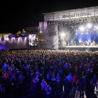 La foule écoutant Iggy Pop au Venoge Festival, le mercredi soir 17 août 2022. [Keystone - Laurent Gillieron]