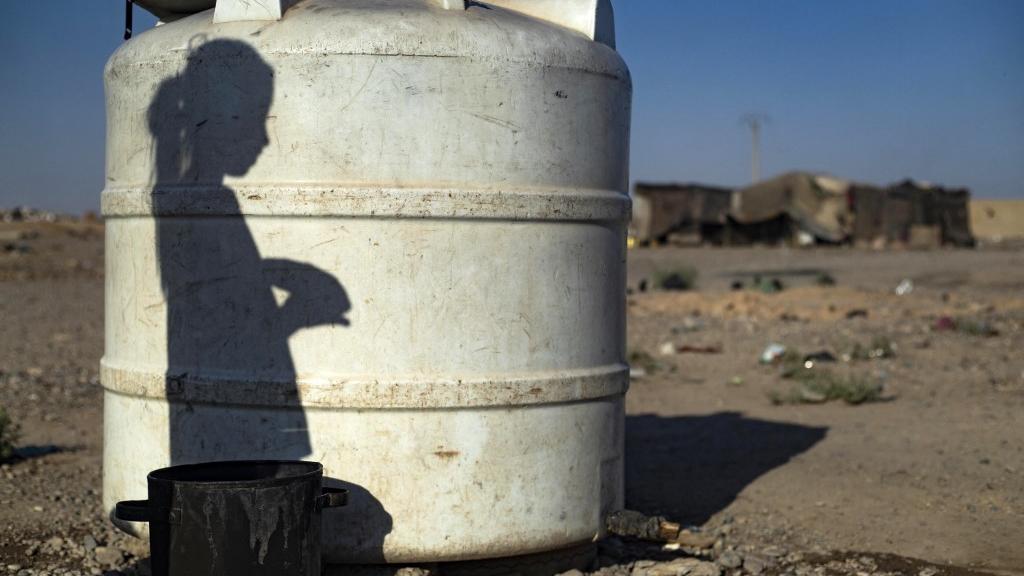 Une citerne dans le camp de Sahlah al-Banat, dans la province de Raqqa au nord de la Syrie. L'accès à de l'eau potable est crucial pour éviter les épidémies de choléra. [AFP - DELIL SOULEIMAN]