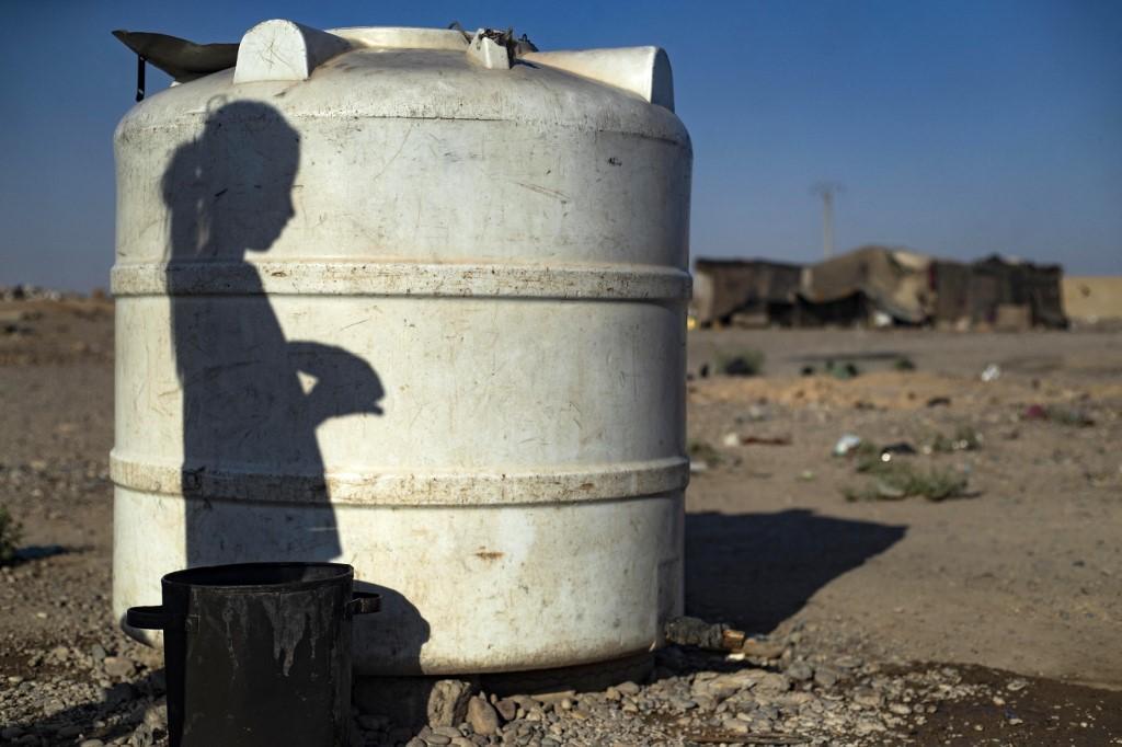 Une citerne dans le camp de Sahlah al-Banat, dans la province de Raqqa au nord de la Syrie. L'accès à de l'eau potable est crucial pour éviter les épidémies de choléra. [AFP - DELIL SOULEIMAN]