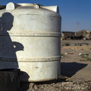 Une citerne dans le camp de Sahlah al-Banat, dans la province de Raqqa au nord de la Syrie. L'accès à de l'eau potable est crucial pour éviter les épidémies de choléra. [AFP - DELIL SOULEIMAN]