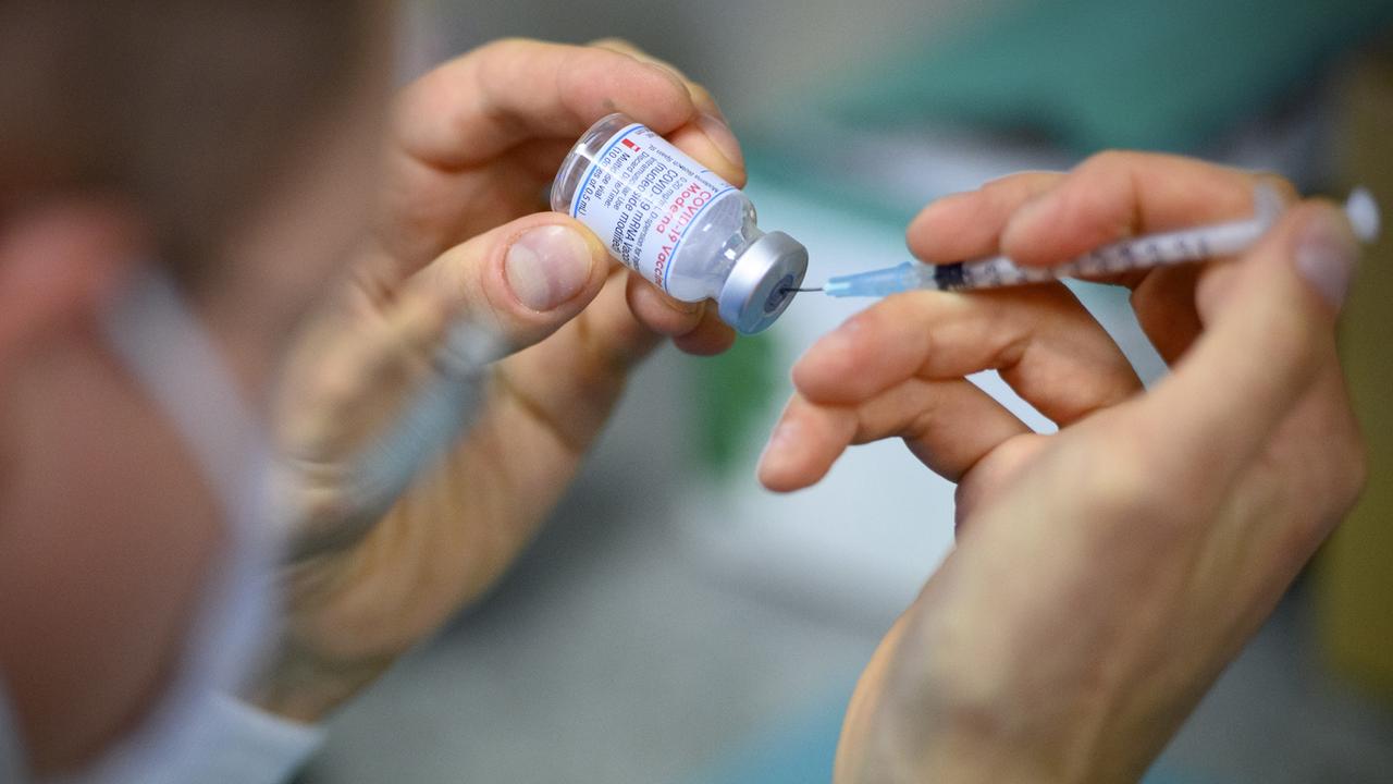 Un préparateur remplit une seringue avec vaccin de Moderna contre le Covid-19 là Montreux le 26 avril 2021. [Laurent Gillieron]