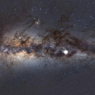 La Voie Lactée vue depuis la Terre. La grosse étoile montre la position du mystérieux objet observé. [ICRAR/Curtin - Dr Natasha Hurley-Walker]