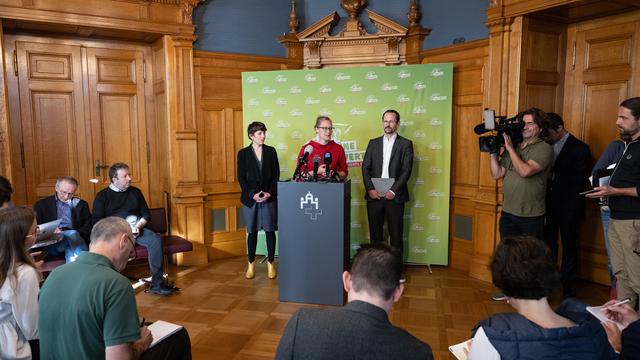 Les parlementaires verts Lisa Mazzone (GE), Aline Trede (BE) et Balthasar Glaettli (ZH) durant la conférence de presse. [Keystone - Peter Schneider]