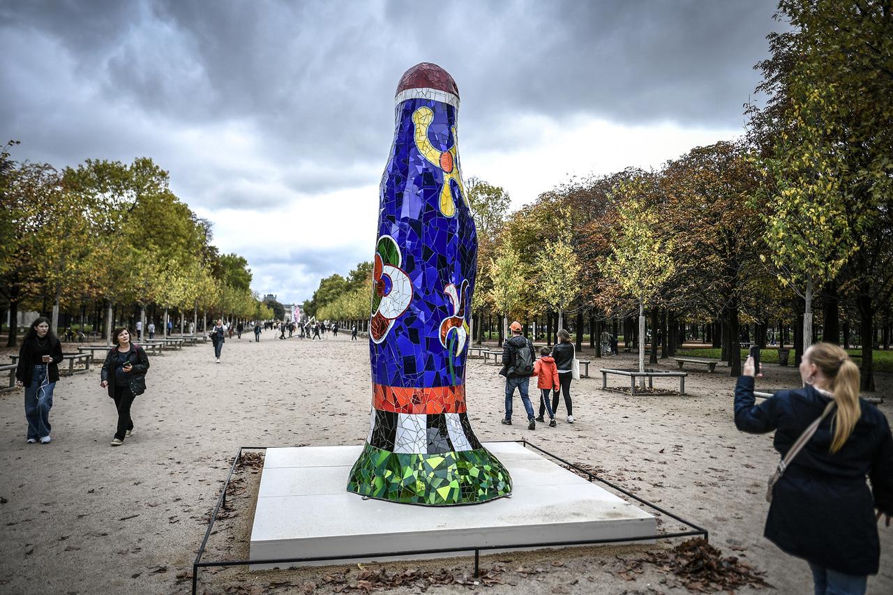 "L'Obélisque bleue avec des fleurs" de l'artiste Niki de Saint Phalle photographiée le 18 octobre 2022 dans le Jardin des Tuileries à Paris. [AFP - Stéphane De Sakutin]