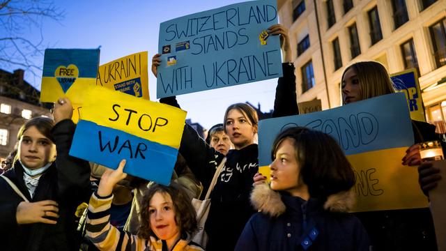 Une manifestation à Lausanne contre la guerre en Ukraine. [Keystone - Jean-Christophe Bott]