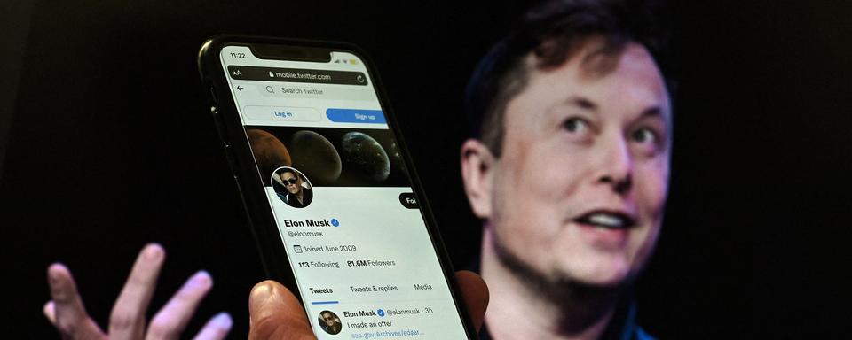 Elon Musk lance un sondage pour savoir s'il doit rester patron de Twitter. [AFP - OLIVIER DOULIERY]