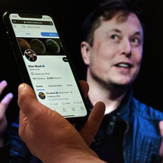 Elon Musk lance un sondage pour savoir s'il doit rester patron de Twitter. [AFP - OLIVIER DOULIERY]