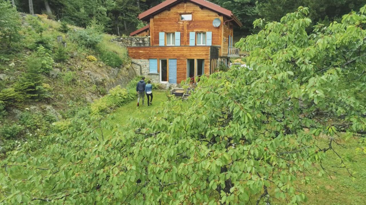 Bruno et Catarina Rodrigues s'apprêtent à entrer dans le "Gîte du bonheur", où le couple se met au vert pour les vacances. [RTS]