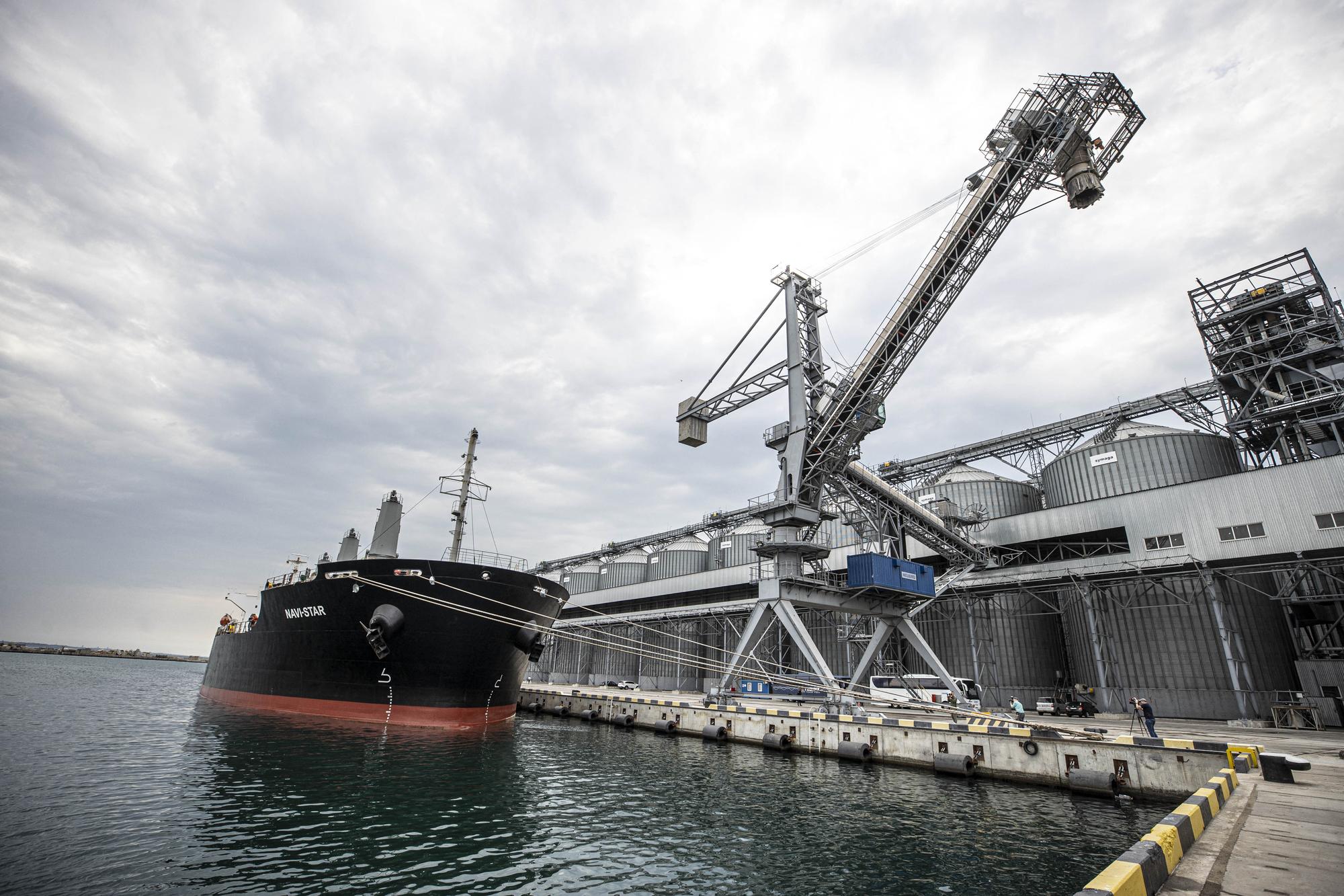 Un navire stationné près des silos à céréales du port d'Odessa, le 29 juillet 2022. [AFP - Metin Aktas]