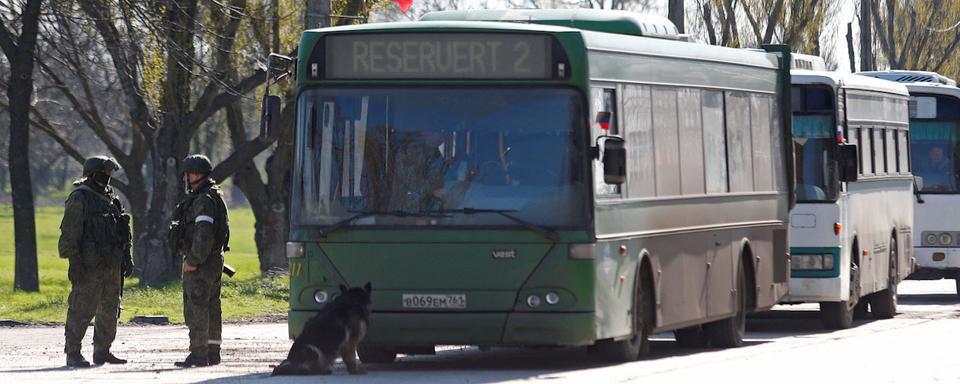 Bus pour l'évacuation de civils à Marioupol, 20.04.2022. [Reuters - Alexander Ermochenko]