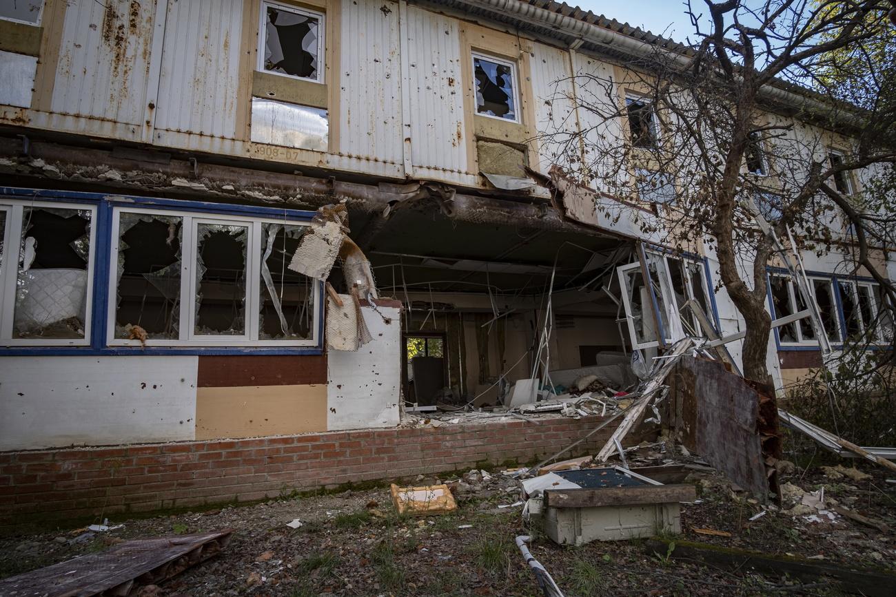 Un établissement pour personnes âgées en ruines dans la région de Kharkiv. [Keystone - EPA/Maria Senovilla]