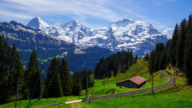 Paysage avec montagne et rail de train. [Depositphotos - ©scottt13]