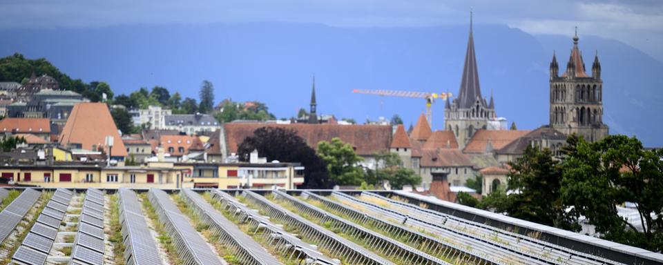 Le toit de la halle sud de Beaulieu à Lausanne recouvert de panneaux solaires. [Keystone - Laurent Gillieron]