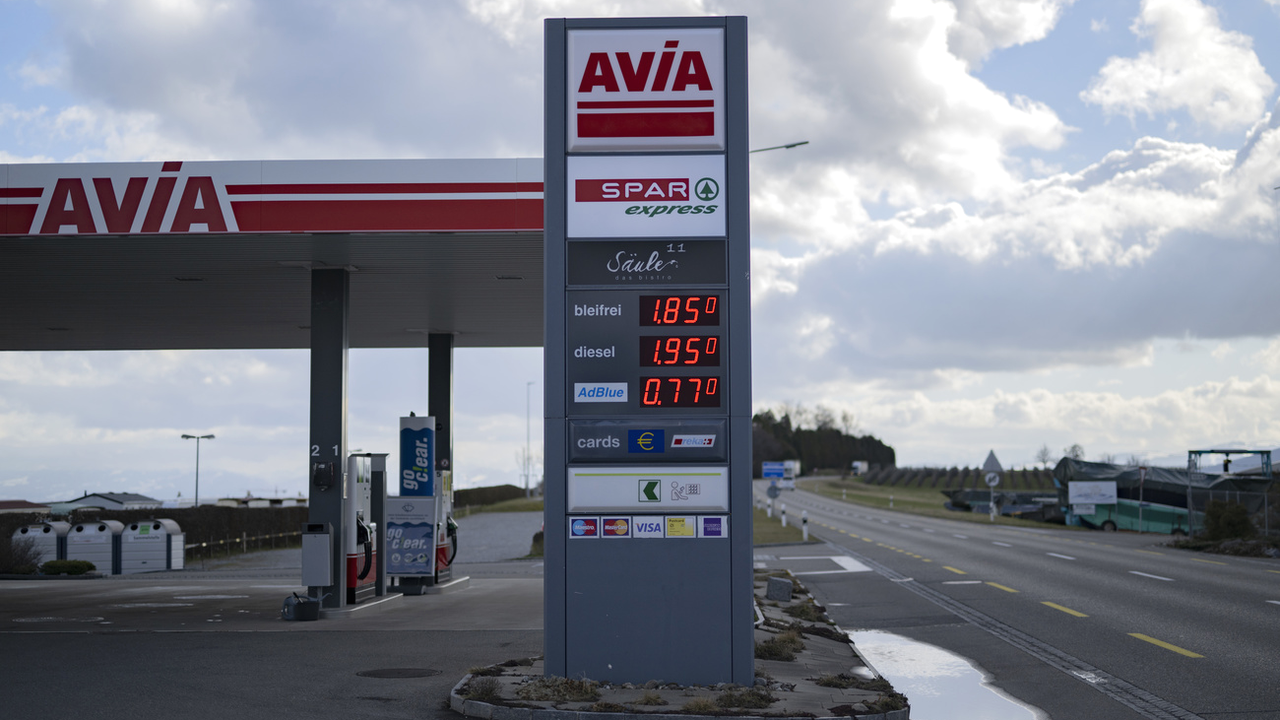 Le prix des carburants a encore un peu reculé au moins d'octobre en Suisse. [Keystone - Gian Ehrenzeller]