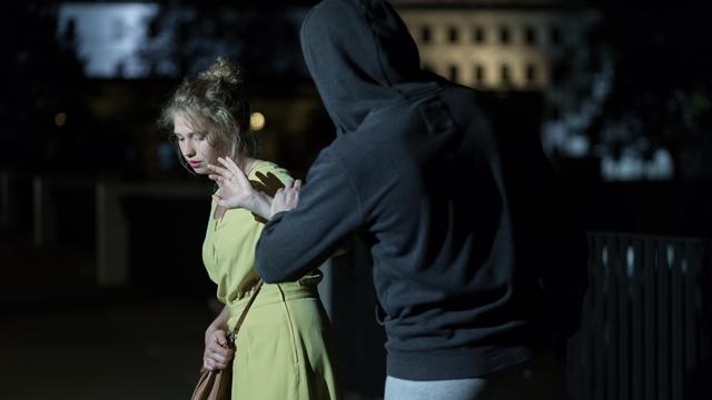 Une femme se fait harceler dans la rue. [Depositphotos - photographee.eu]