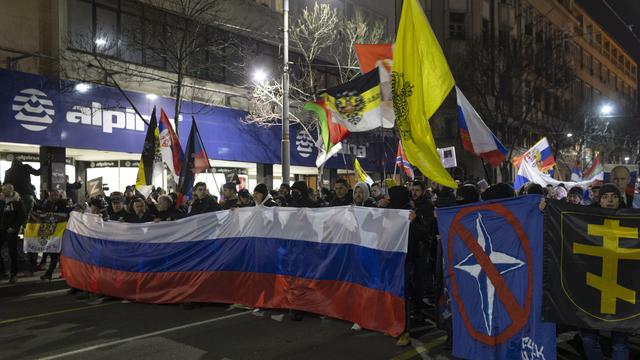 Une manifestation pro-russes dans les rues de Belgrade le 4 mars 2022. [AP Photo/Keystone - Marko Drobnjakovic]