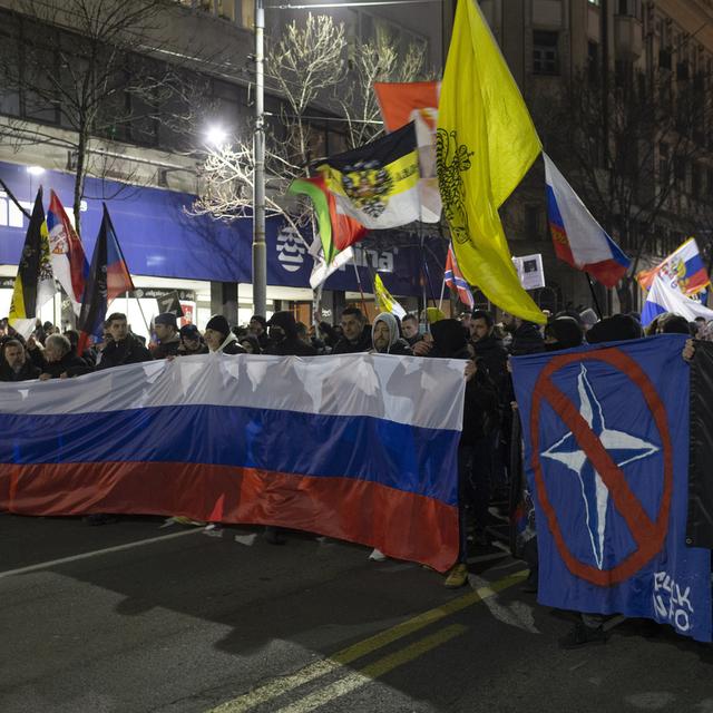 Une manifestation pro-russes dans les rues de Belgrade le 4 mars 2022. [AP Photo/Keystone - Marko Drobnjakovic]