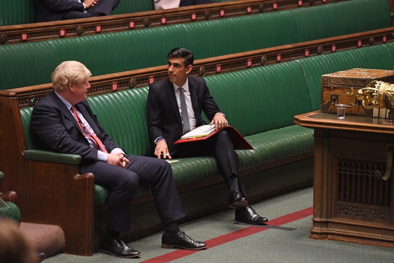 Boris Johnson assis à côté de Rishi Sunak en juillet 2020. [Keystone - Jessica Taylor]