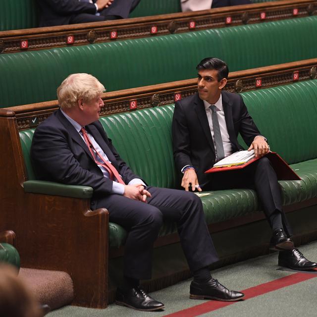 Boris Johnson assis à côté de Rishi Sunak en juillet 2020. [Keystone - Jessica Taylor]