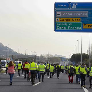 Des chauffeurs de camions bloquent l'autoroute de Ronda Litoral de Barcelone lors du quinzième jour d'une manifestation contre la hausse du carburant à Barcelone, en Espagne, le 28 mars 2022. [EPA/KEYSTONE - Quique Garcia]