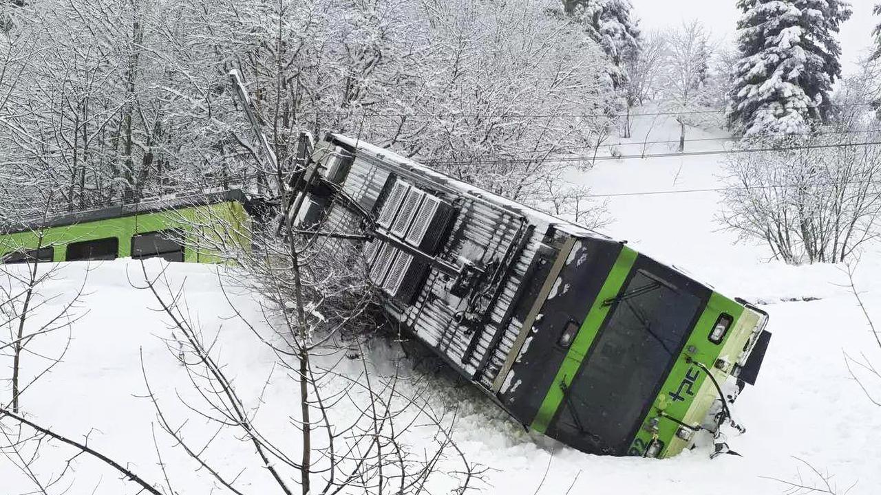 Une coulée de neige fait dérailler le train BVB près de Villars (VD). [Keystone - Alex Belles]