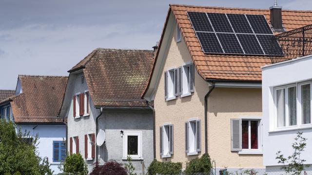 Des panneaux solaires sur une maison individuelle. [Keystone - Gaetan Bally]