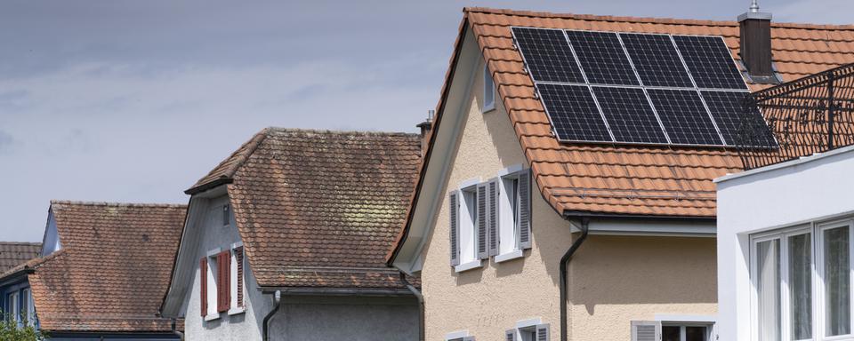 Des panneaux solaires sur une maison individuelle. [Keystone - Gaetan Bally]