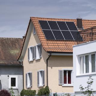 Des panneaux solaires sur une maison individuelle. [Keystone - Gaetan Bally]