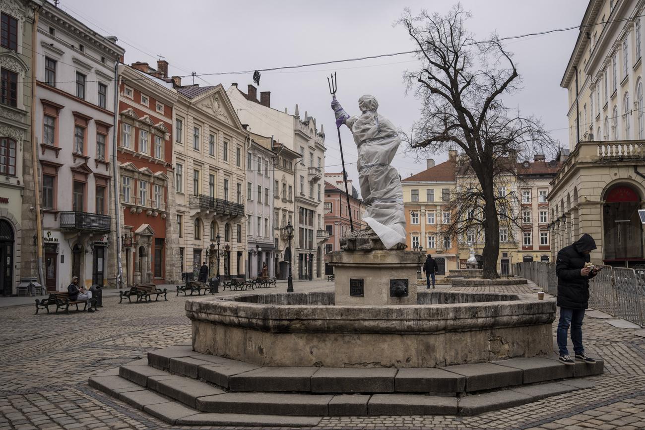 La ville de Lviv a emballé de nombreuses statues dans des bâches protectrices. [AFP - Bernat Armangue]