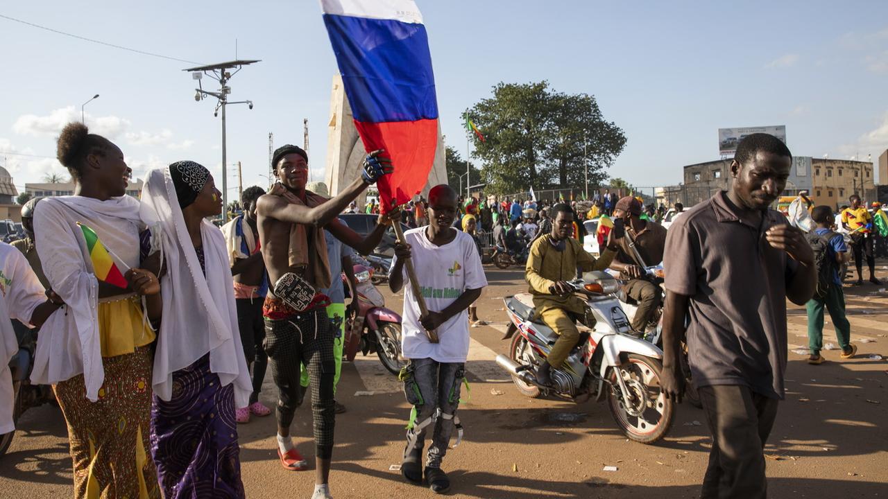 Manifestation de soutien à la Russie à Bamako, au Mali, le 22.09.2022. [EPA/Keystone - hadama Diakité]
