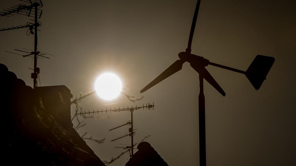 Une motion du Centre veut faciliter la pose d'éoliennes sur les toits genevois (image d'illustration). [AFP - Philippe Huguen]