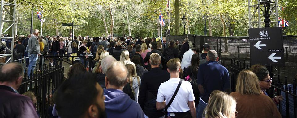 La foule s'est pressée dimanche pour rendre un dernier hommage à la reine. [Keystone - Zac Goodwin/PA via AP]