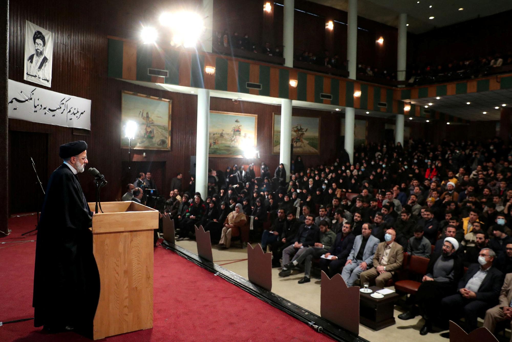 Le président iranien Ebrahim Raïssi a dénoncé une volonté des "ennemis" de "rendre les universités peu sûres" devant un parterre d'étudiants à Téhéran. [Reuters - West Asia News Agency]