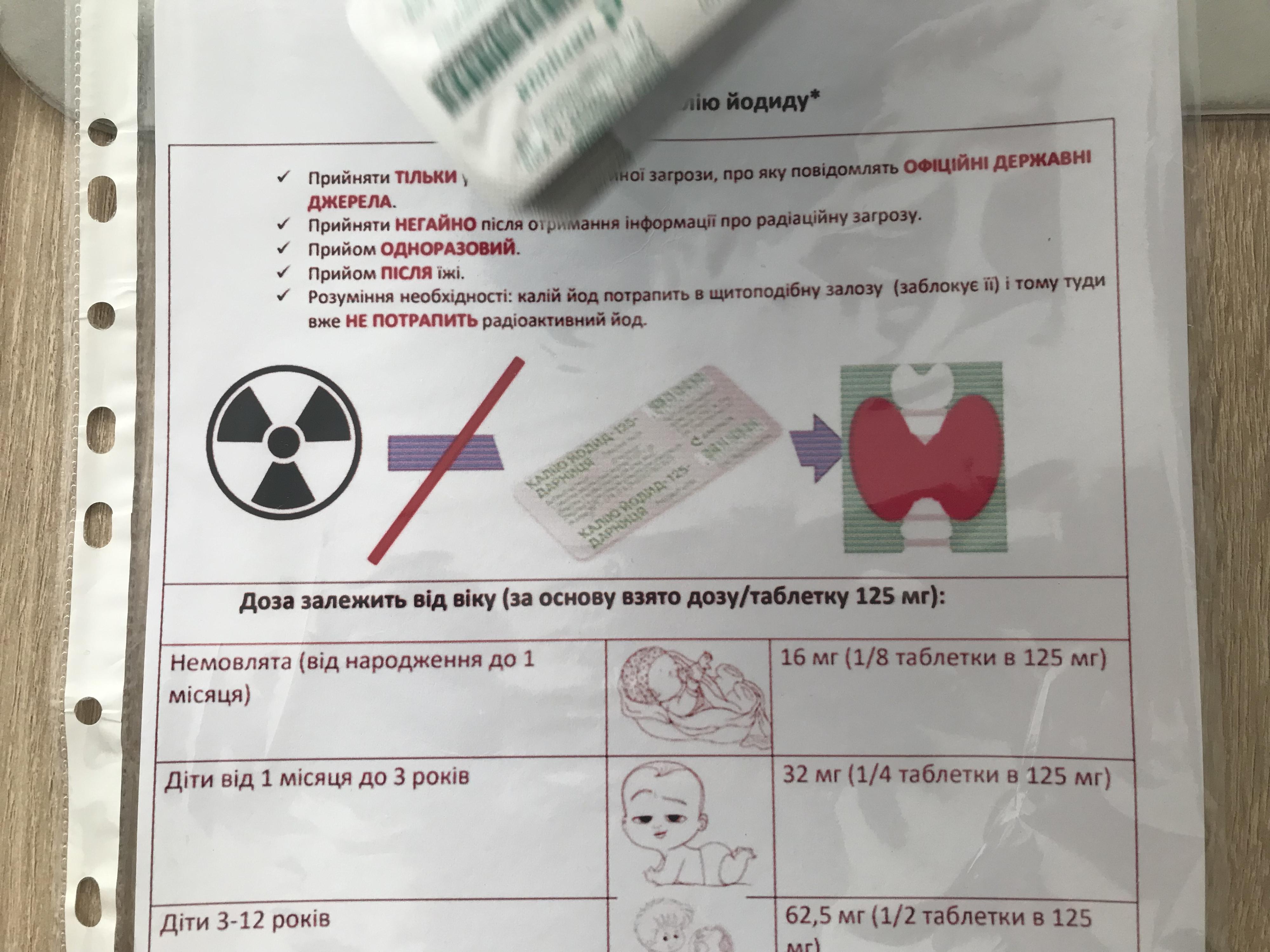 Des consignes sur l'utilisation des pastilles d'iode sont partagées aux habitants de Zaporijjia, qui se préparent à l'éventualité d'un accident nucléaire. [RTS - Maurine Mercier]
