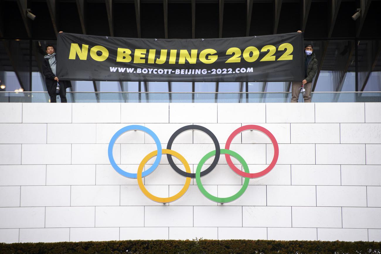 A Lausanne notamment, deux activistes ont pénétré dans le Musée olympique pour y déployer, au-dessus de l'entrée, une banderole appelant au boycott des JO de Pékin. [KEYSTONE - LAURENT GILLIERON]