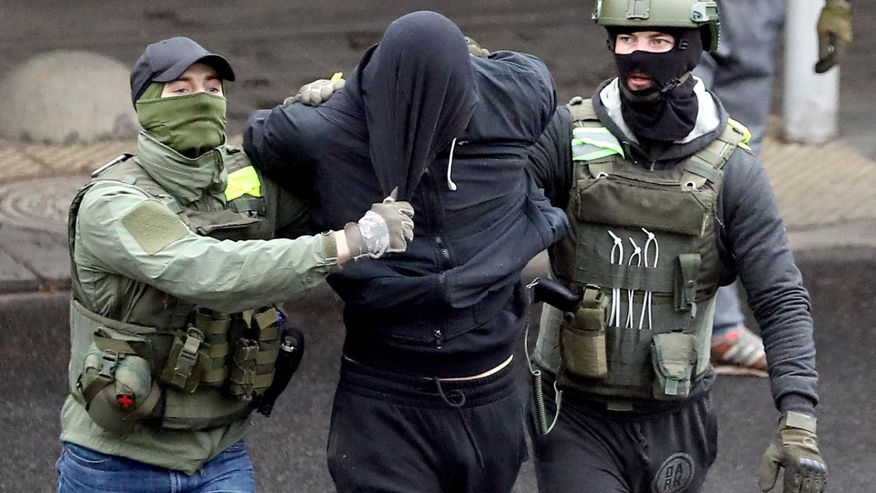 Manifestant interpellé lors d'une marche de contestation à Minsk, 08.11.2020. [Stringer/AFP]