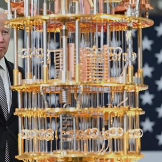 Le président américain Joe Biden regarde un ordinateur quantique lors de sa visite des installations d'IBM à Poughkeepsie, New York, le 6 octobre 2022. [AFP - Mandel Ngan]