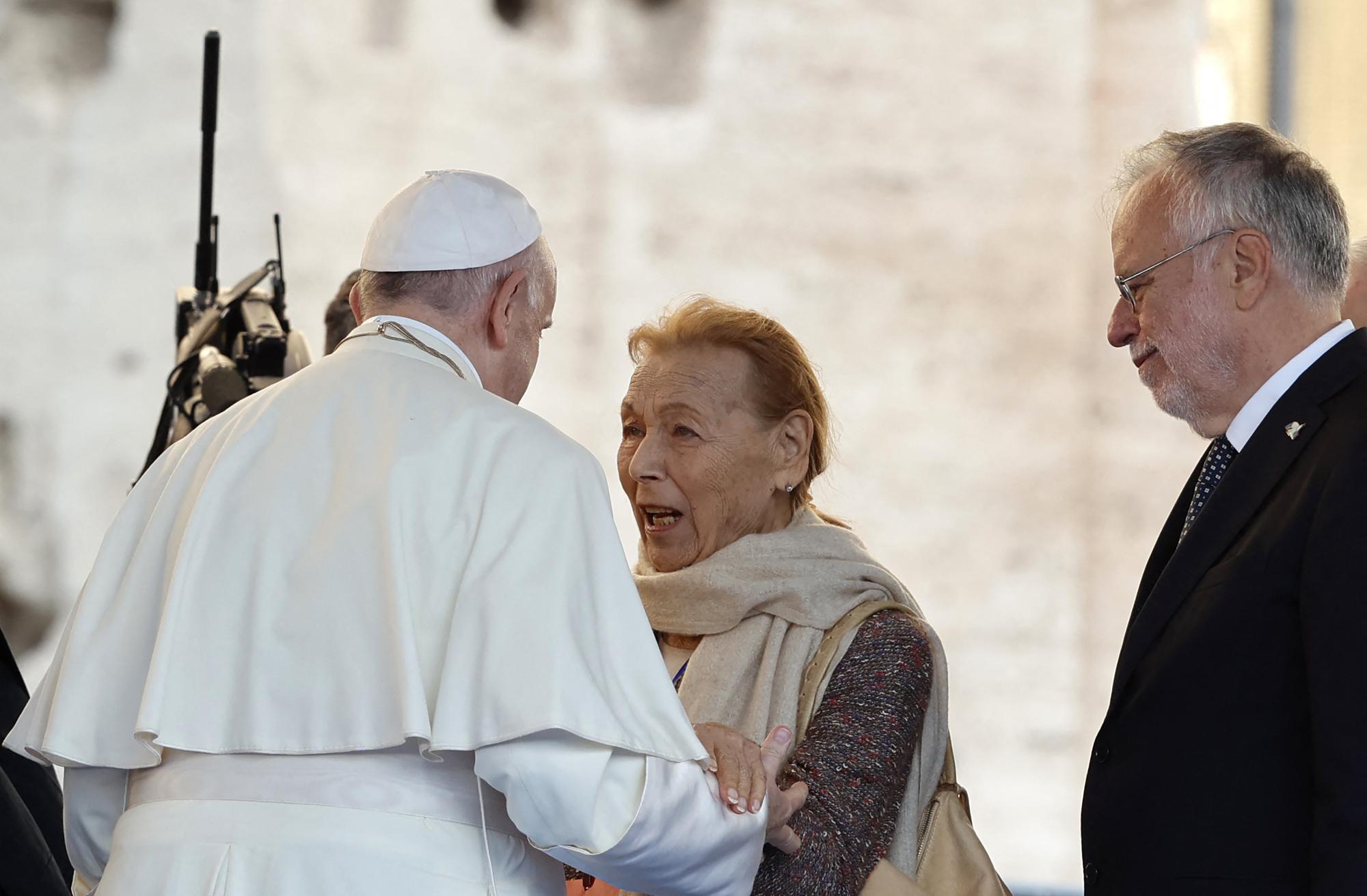 Edith Bruck a rencontré le pape François. [ANADOLU AGENCY VIA AFP - RICCARDO DE LUCA]