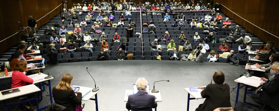 La Municipalité de Nyon a répondu aux questions des élus, devant une soixantaines de citoyens, lundi soir au Théâtre de Marens. [Keystone - Laurent Gilliéron]