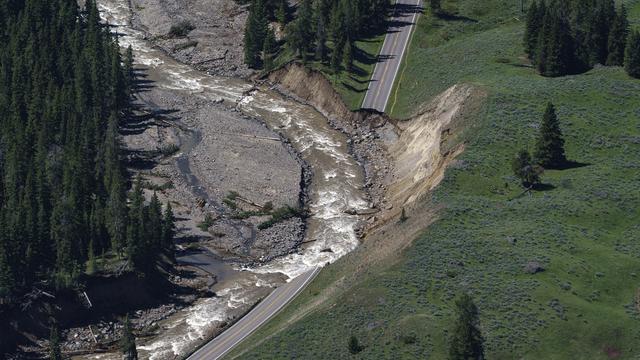 Une route emportée par la crue près de l'entrée nord du parc de Yellowstone. [Keystone/AP Photo - David Goldman]