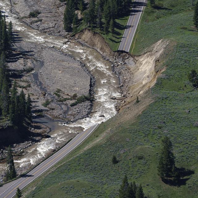 Une route emportée par la crue près de l'entrée nord du parc de Yellowstone. [Keystone/AP Photo - David Goldman]