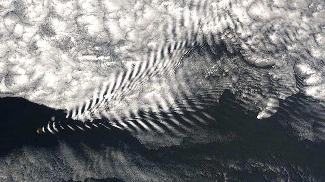 Formations nuageuses générées par des ondes de gravité en aval de l'Île Amsterdam, une île volcanique de l'Océan Indien [Wikimedia Commons - Nasa]