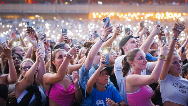 Téléphones portables autorisés, et même conseillés, pour créer une forêt de points lumineux pendant le concert de Ninho sur la Grande scène. [Keystone - Valentin Flauraud]