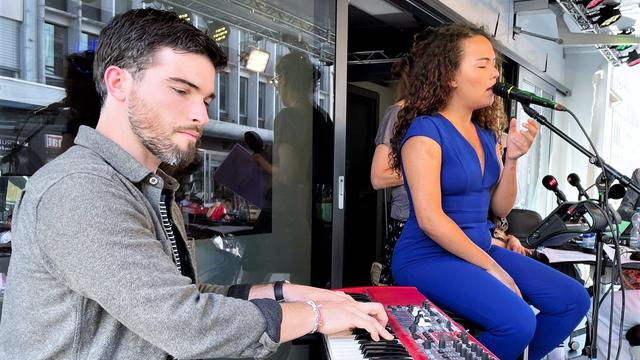 La chanteuse Caroline Alves accompagnée de son pianiste dans Les bonnes ondes le 03.08.2022 [RTS - Ainhoa Ibarrola]