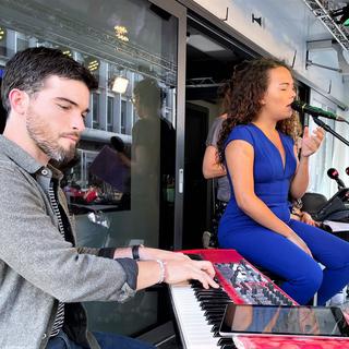 La chanteuse Caroline Alves accompagnée de son pianiste dans Les bonnes ondes le 03.08.2022 [RTS - Ainhoa Ibarrola]