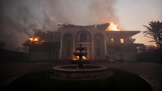 Le feu a détruit d'imposantes habitations au sud de Los Angeles. [EPA/Keystone - Etienne Laurent]