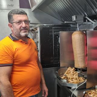 Erdogan, dans les cuisines de son Istanbul City Kebab à Sainte-Croix / Un p’tit air d’Istanbul à Sainte-Croix. [Maya Chollet]