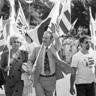 Marcel Boillat saluant la foule lors de la 40e Fête de peuple jurassiens à Delémont en 1987. 
KEYSTONE