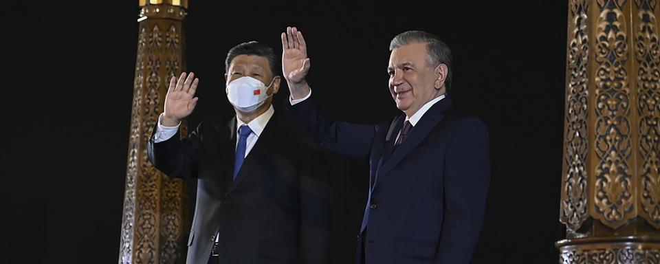 Le président chinois Xi Jinping accueilli par le président ouzbek Shavkat Mirziyoyev à Samarcande. [Keystone/EPA - Foreign Ministry of Uzbekistan]